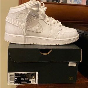 Nike air Jordan mid youth size 7
